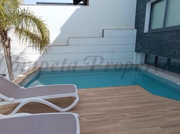 Casa amb piscina en venda a Avda Pescia - Ctra de Frigiliana