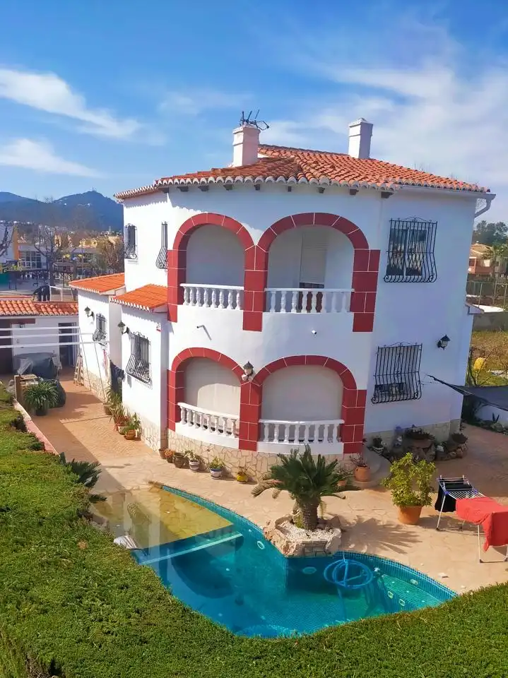 Vista exterior de Casa o xalet en venda en Oliva amb Aire condicionat, Jardí privat i Terrassa