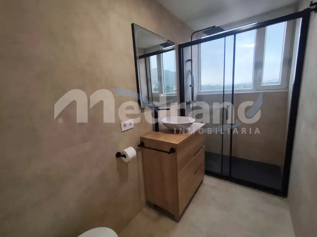 Baño de Apartamento de alquiler en La Nucia con Aire acondicionado, Calefacción y Jardín privado