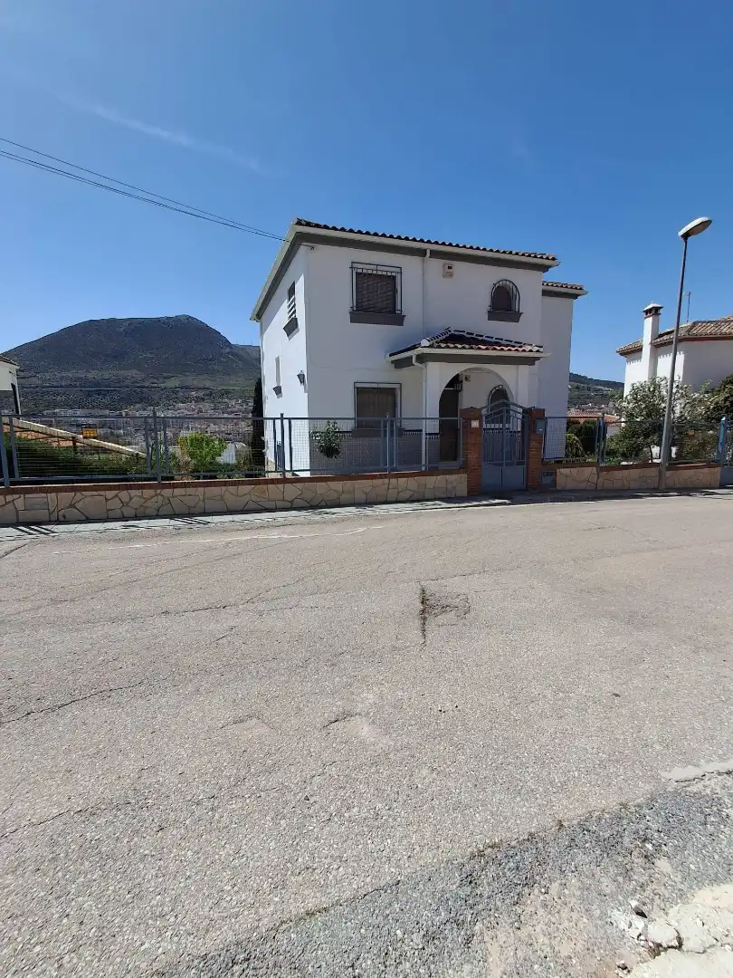 Außenansicht von Haus oder Chalet zum Verkauf in Loja mit Heizung, Privatgarten und Terrasse