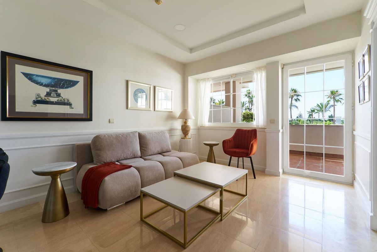 Sala d'estar de Apartament en venda en Marbella amb Aire condicionat, Terrassa i Piscina comunitària