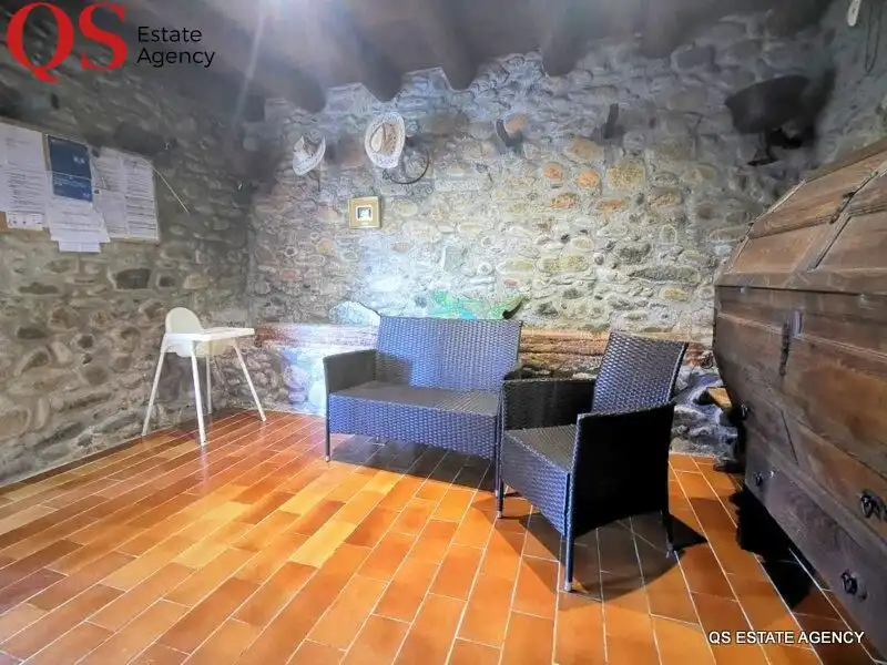 Sala de estar de Finca rústica en venta en La Cellera de Ter con Aire acondicionado, Calefacción y Jardín privado