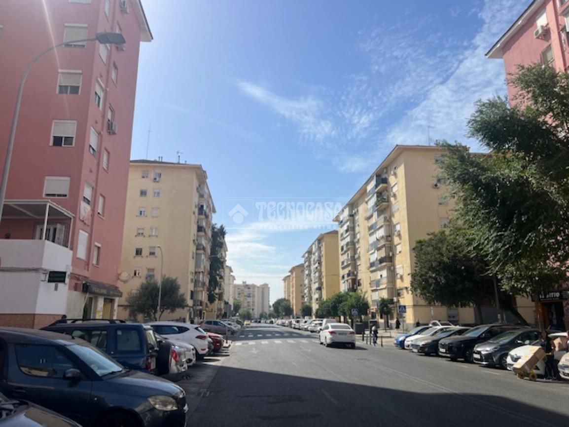 Vista exterior de Piso en venta en  Sevilla Capital con Aire acondicionado, Calefacción y Terraza