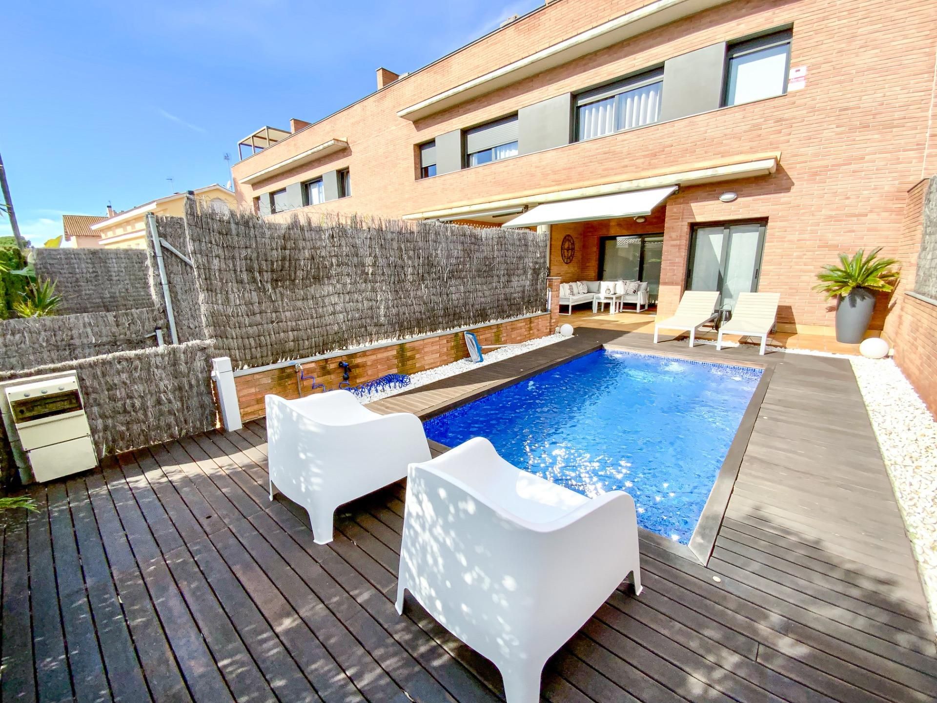 Swimming pool of Single-family semi-detached for sale in El Masnou  with Air Conditioner, Heating and Private garden