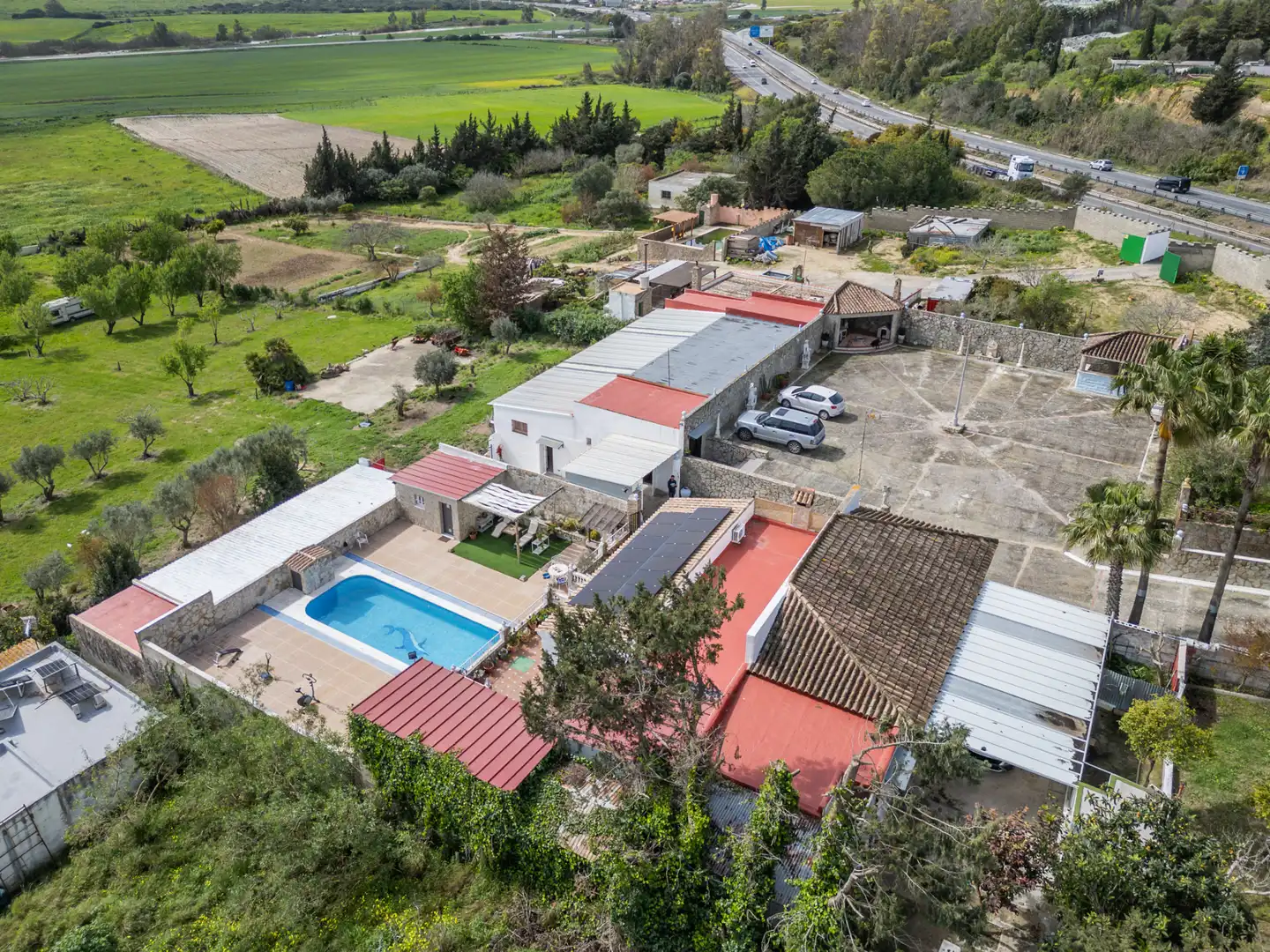 Vista exterior de Casa o xalet en venda en Chiclana de la Frontera amb Aire condicionat, Calefacció i Jardí privat