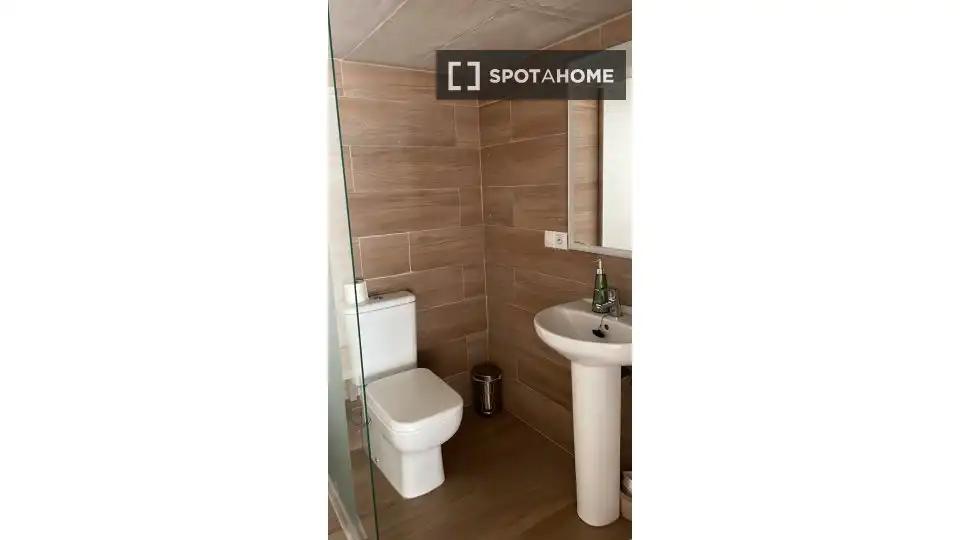 Badezimmer von Wohnung zur Miete in Valencia mit Klimaanlage, Heizung und Möbliert