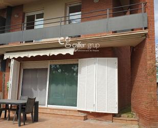 Vista exterior de Casa adosada en venda en Sant Feliu de Llobregat amb Calefacció, Jardí privat i Terrassa