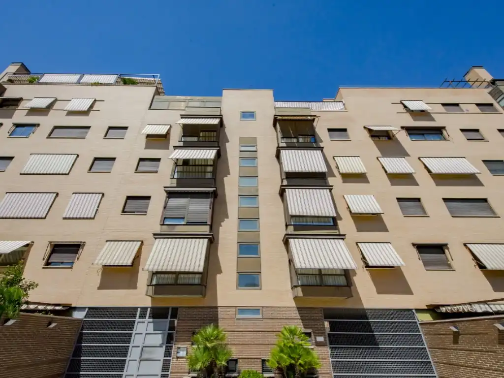 Vista exterior de Pis de lloguer en Madrid amb Jardí privat, Terrassa i Piscina