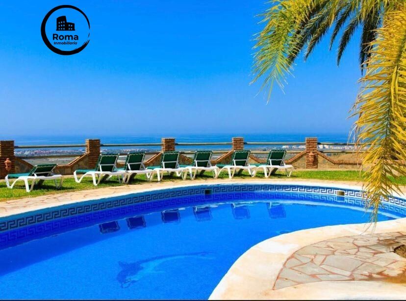 Piscina de Casa o xalet en venda en Motril amb Aire condicionat, Calefacció i Jardí privat
