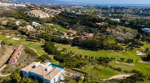¡Bienvenidos a la joya de Los Flamingos Golf en Benahavis!  Esta villa moderna redefine el lujo con sus 2.108 m² de parcela y 1.00, imatge 3