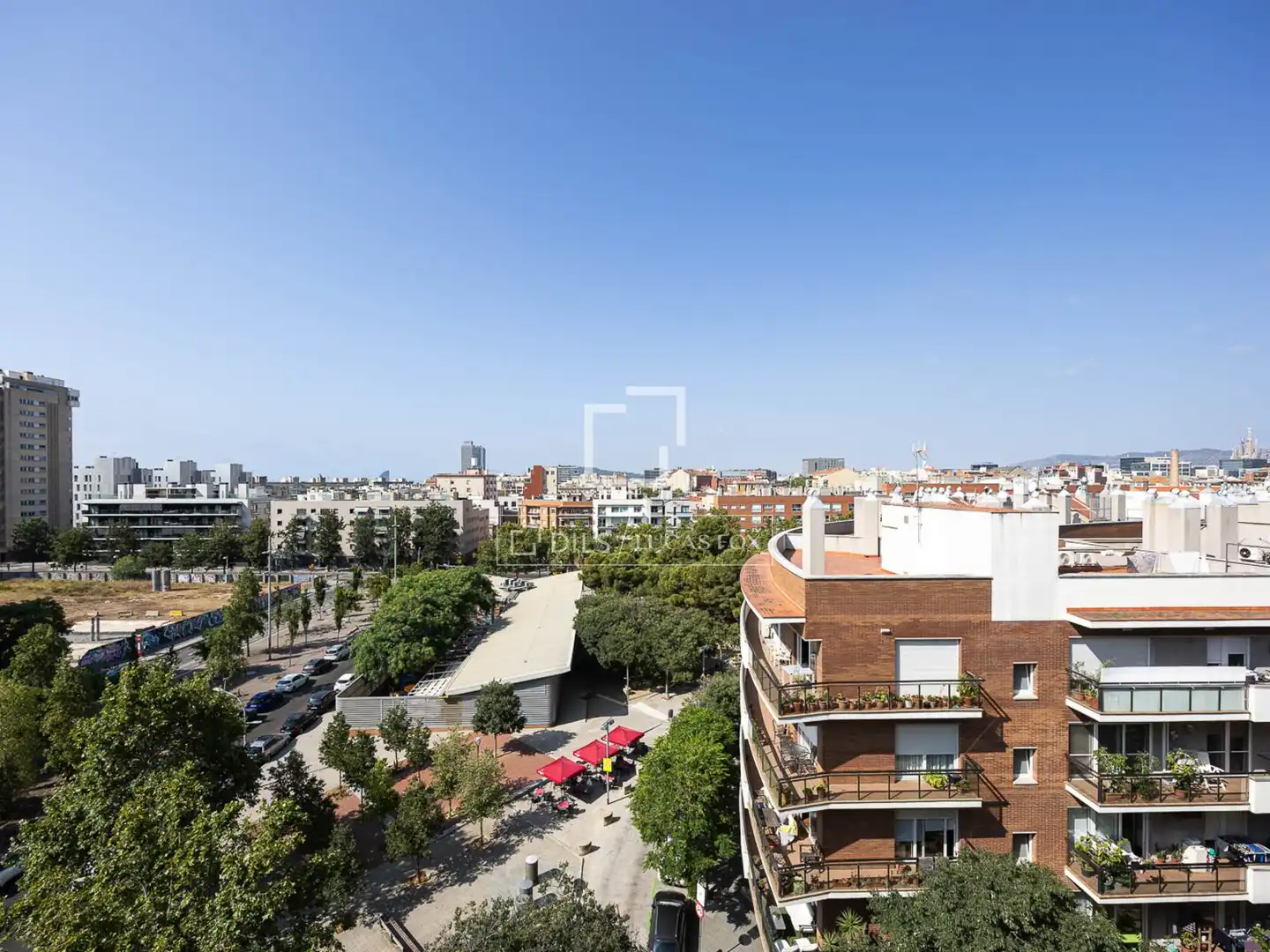 Vista exterior de Àtic en venda en Barcelona amb Aire condicionat i Balcó