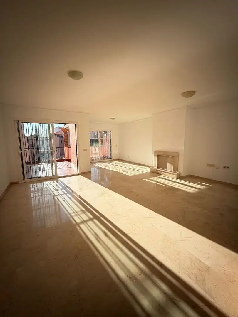 Sala d'estar de Casa adosada en venda en Mijas amb Calefacció, Jardí privat i Terrassa