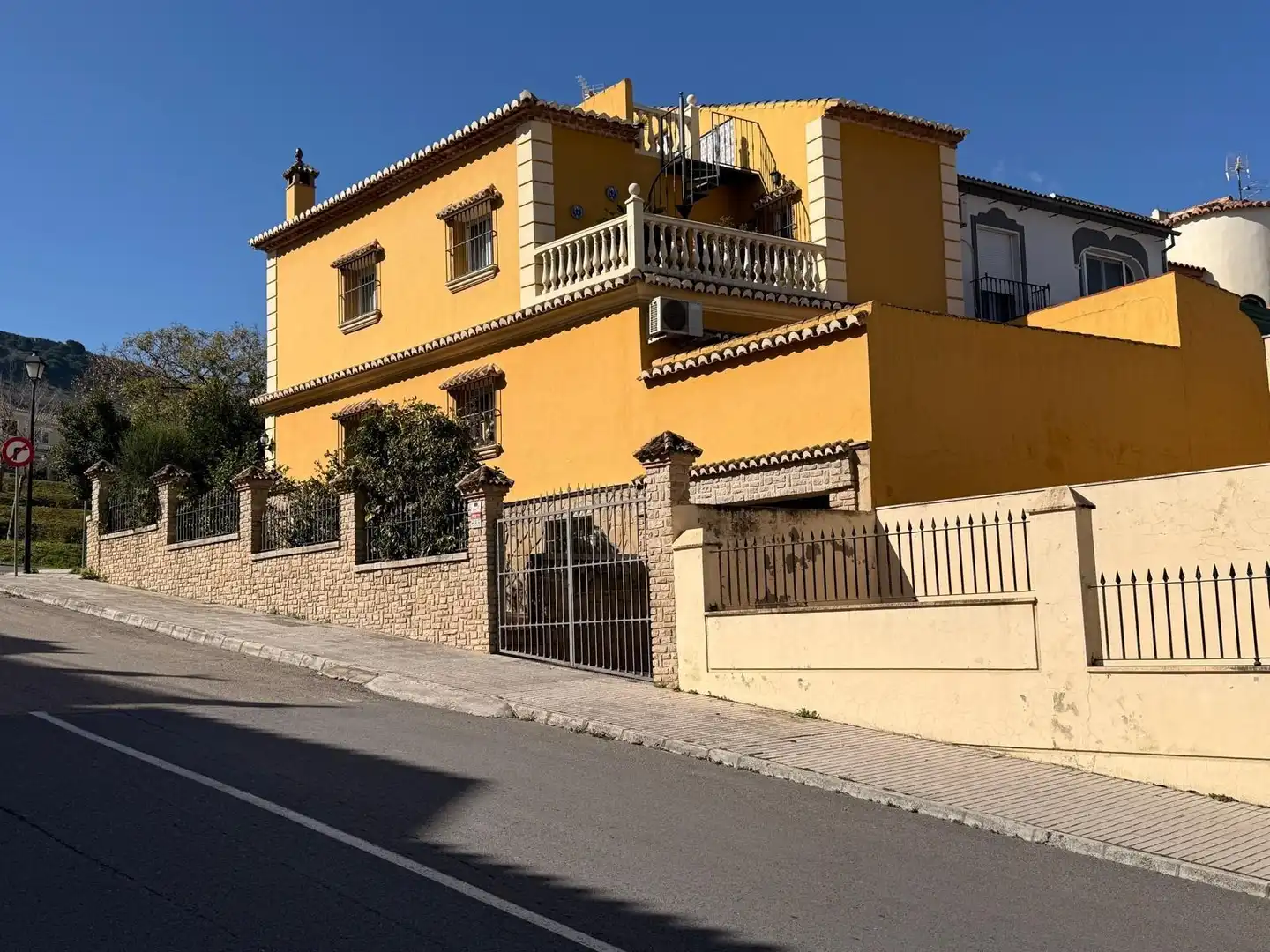 Vista exterior de Casa o xalet en venda en Antequera amb Aire condicionat, Jardí privat i Terrassa