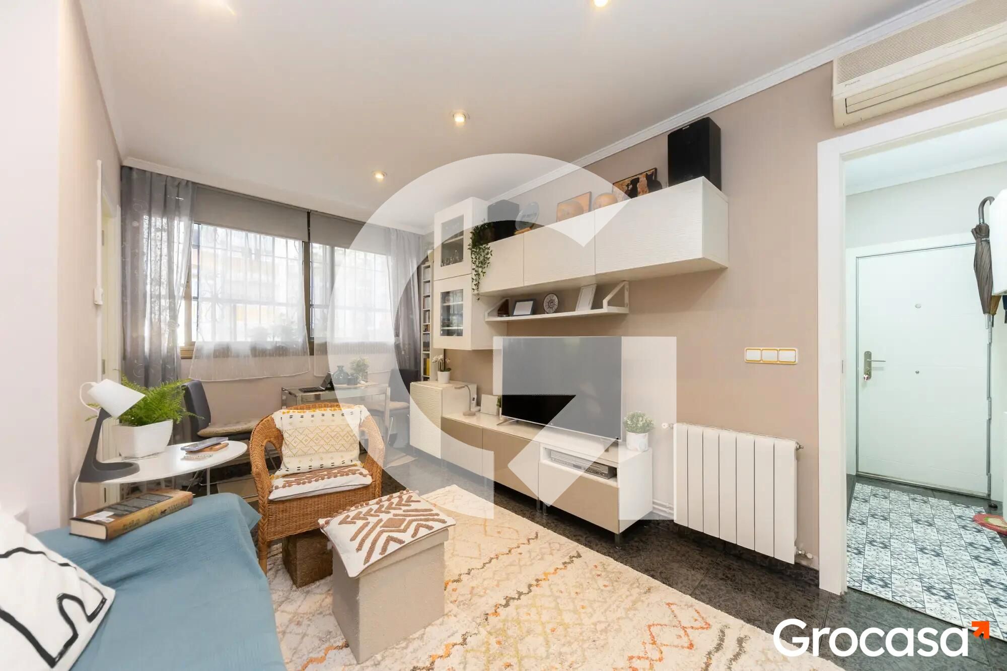 Living room of Flat for sale in Cornellà de Llobregat  with Air Conditioner, Heating and Oven
