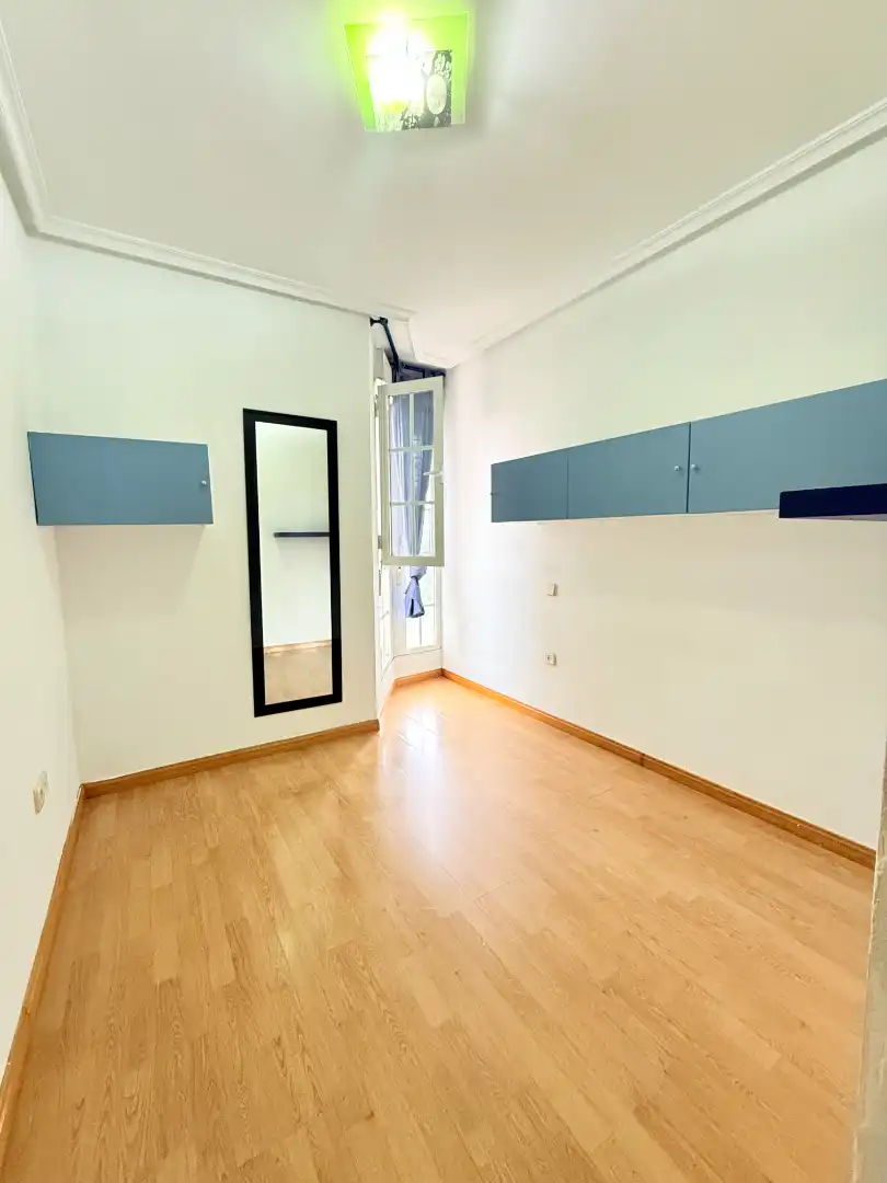 Schlafzimmer von Wohnung zur Miete in Madrid mit Heizung, Möbliert und Waschmaschine