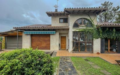 Exterior view of House or chalet for sale in Sant Cugat del Vallès  with Swimming Pool