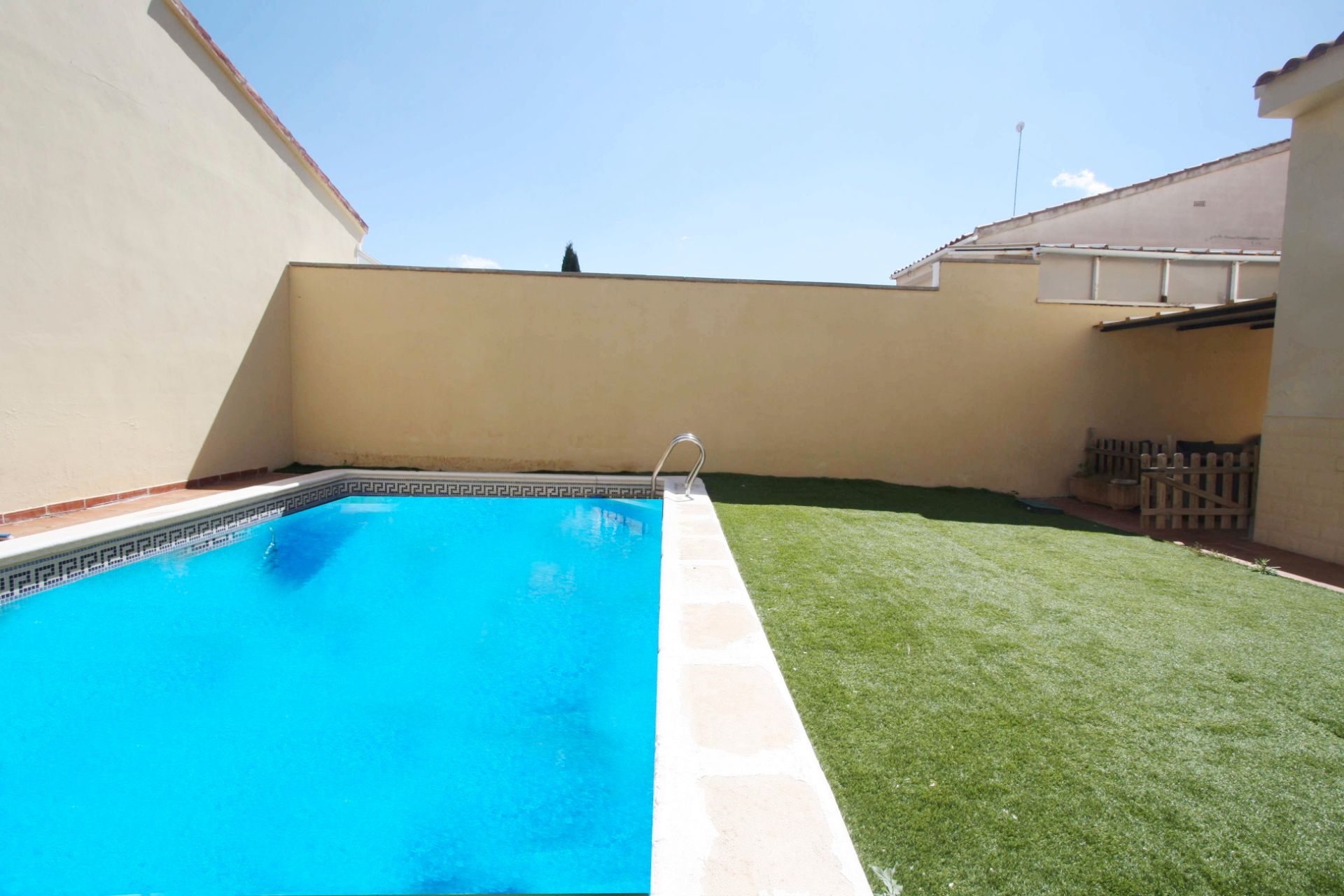 Swimming pool of House or chalet for sale in La Gineta  with Air Conditioner, Heating and Private garden