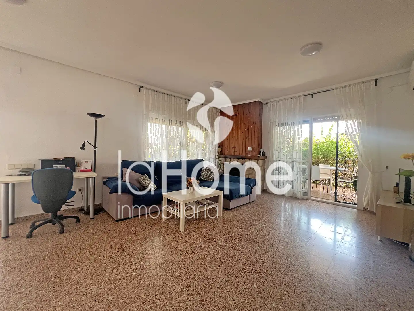 Sala d'estar de Casa o xalet en venda en Paterna amb Aire condicionat, Jardí privat i Terrassa