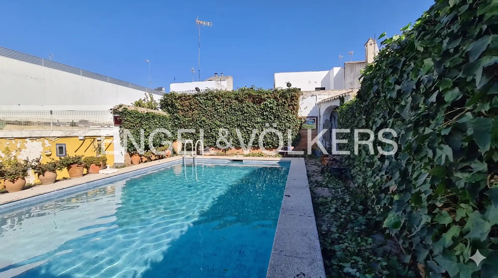 Piscina de Casa o chalet en venta en Sanlúcar la Mayor con Calefacción