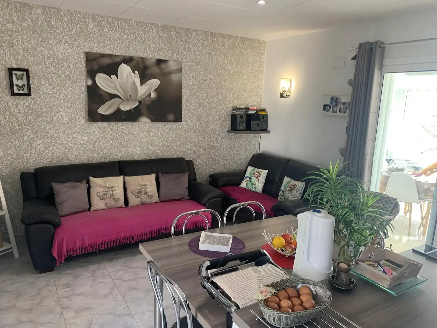 Sala de estar de Casa adosada en venta en Roses con Aire acondicionado, Calefacción y Jardín privado