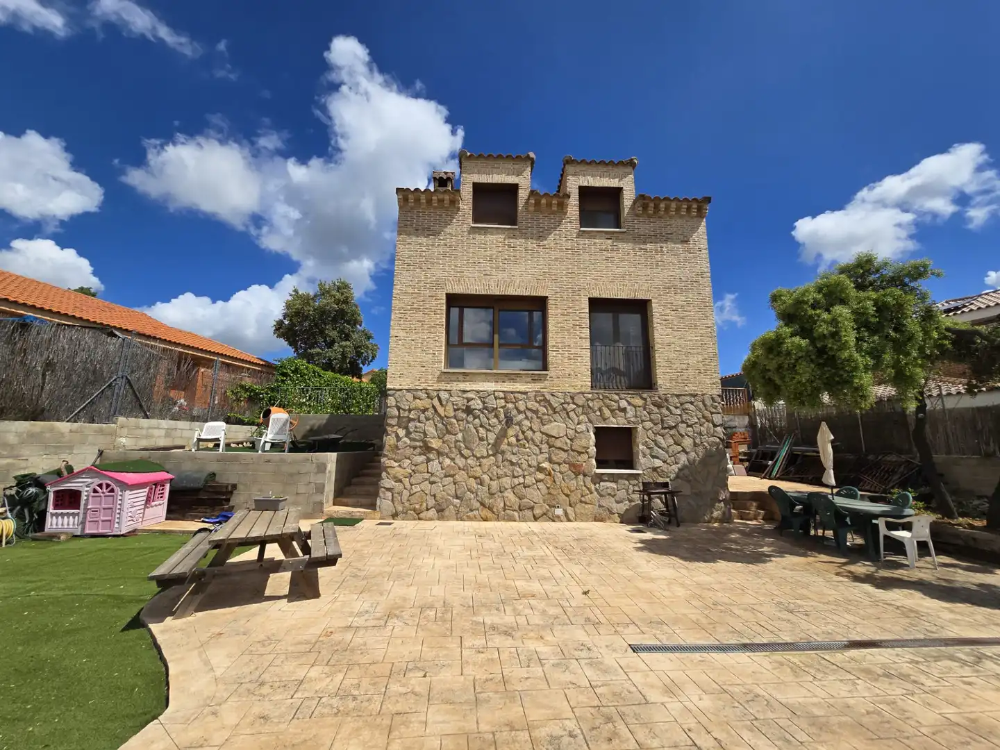 Vista exterior de Casa o xalet en venda en Chiloeches amb Calefacció, Jardí privat i Piscina