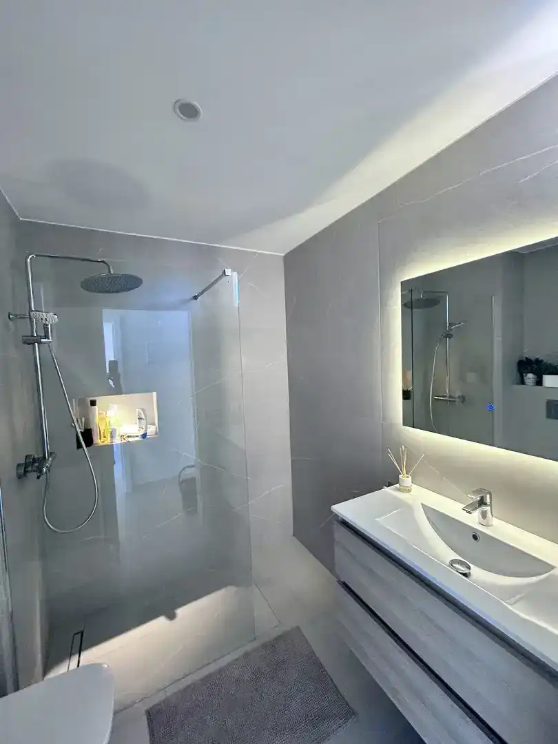 Baño de Piso de alquiler en Adeje con Aire acondicionado, Jardín privado y Piscina