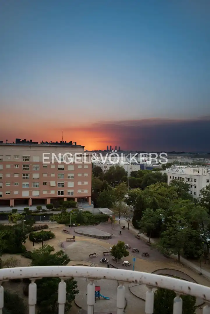 Vista exterior de Àtic en venda en Madrid amb Aire condicionat, Calefacció i Terrassa