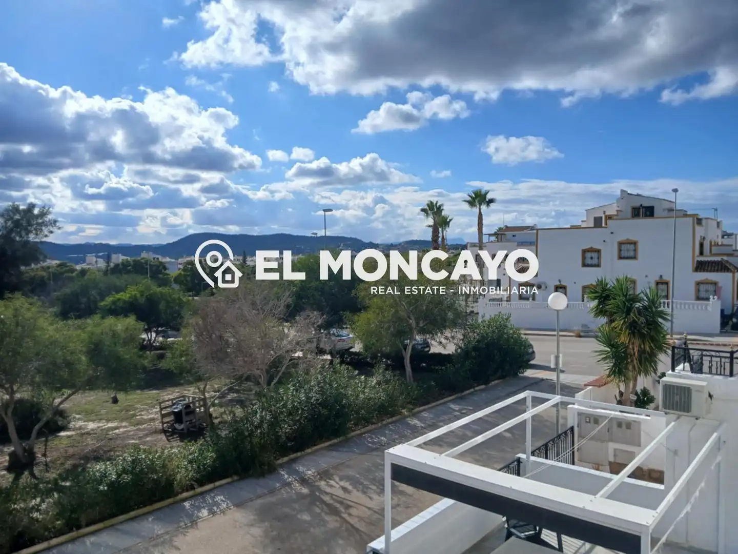 Vista exterior de Casa o xalet en venda en Orihuela amb Aire condicionat, Calefacció i Jardí privat
