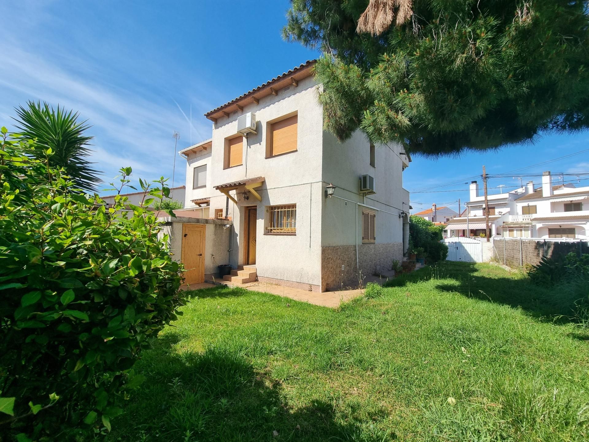 Vista exterior de Casa adosada en venda en Creixell amb Aire condicionat, Calefacció i Jardí privat