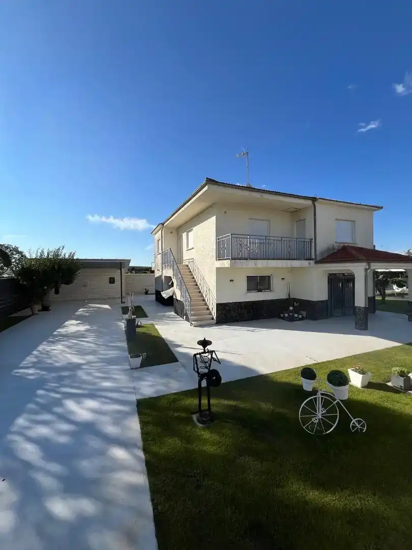 Vista exterior de Casa o chalet de alquiler en Calvarrasa de Abajo con Jardín privado, Piscina y Amueblado