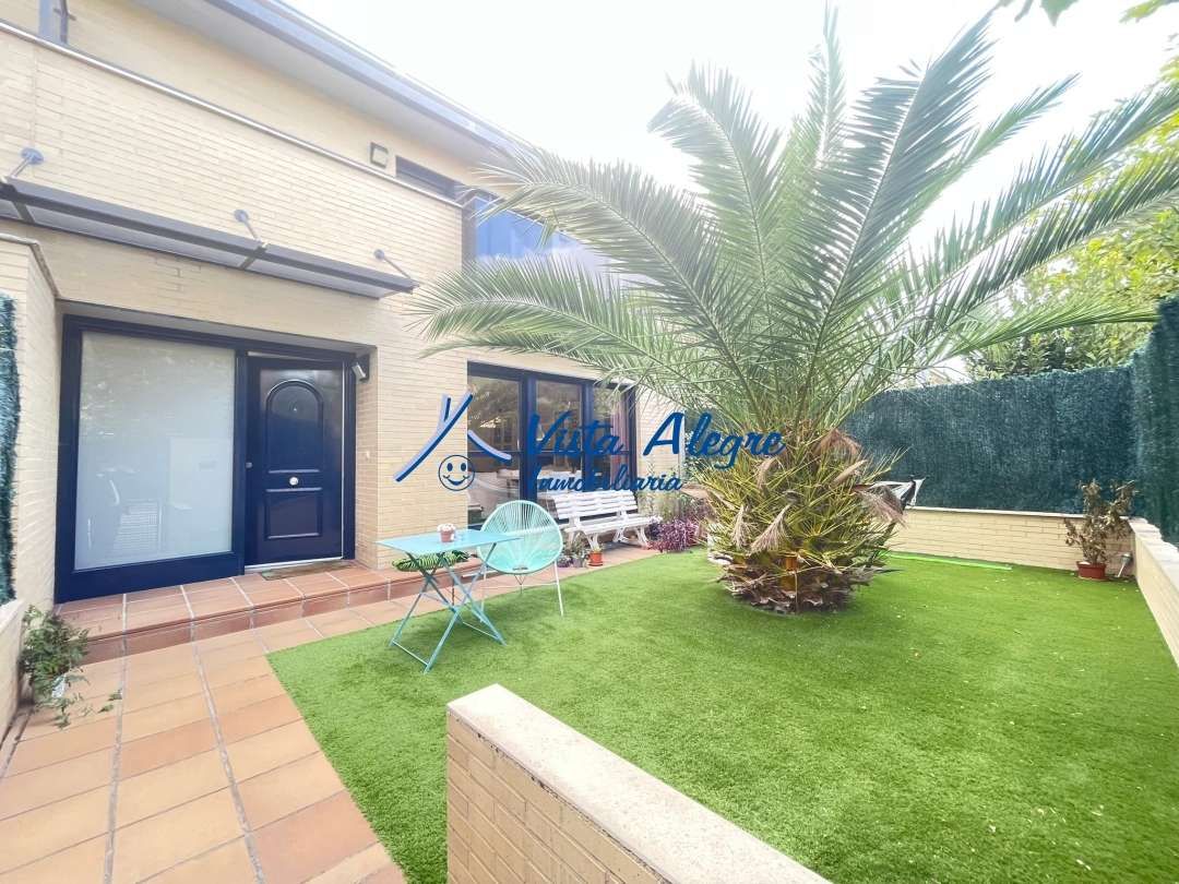 Vista exterior de Casa adosada en venda en Haro amb Calefacció, Jardí privat i Parquet