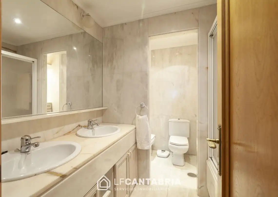 Baño de Dúplex en venta en Santander con Calefacción y Terraza