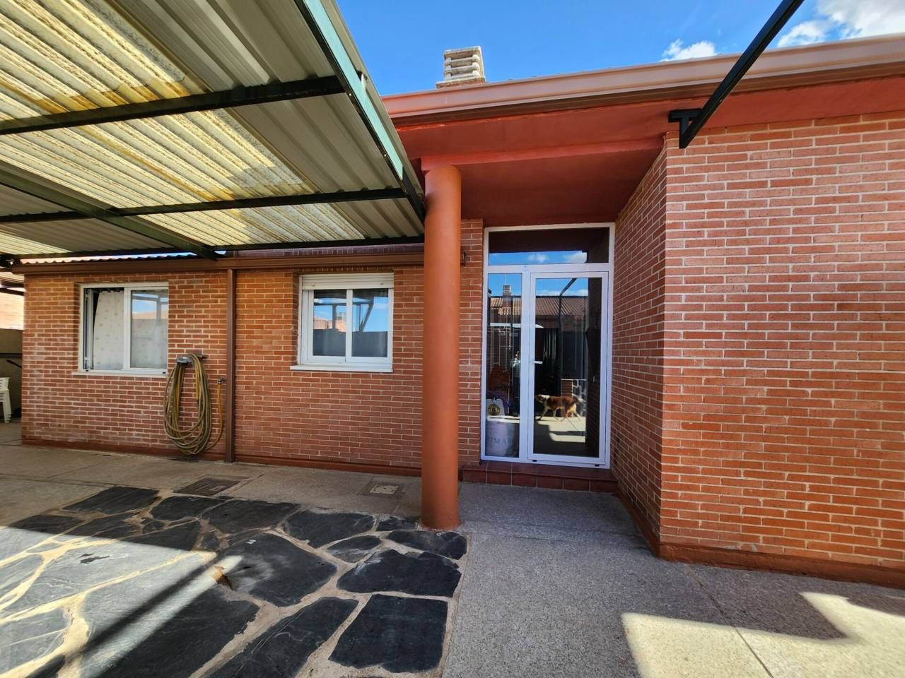 Vista exterior de Casa o xalet en venda en Galápagos amb Calefacció, Jardí privat i Piscina