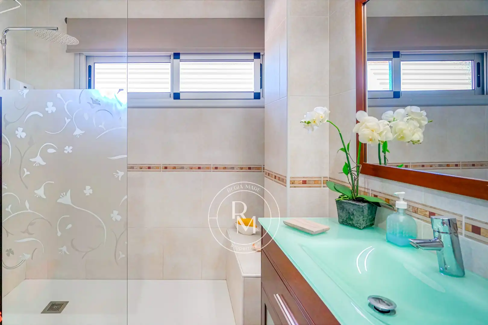 Baño de Casa adosada en venta en Roda de Berà con Aire acondicionado, Calefacción y Jardín privado