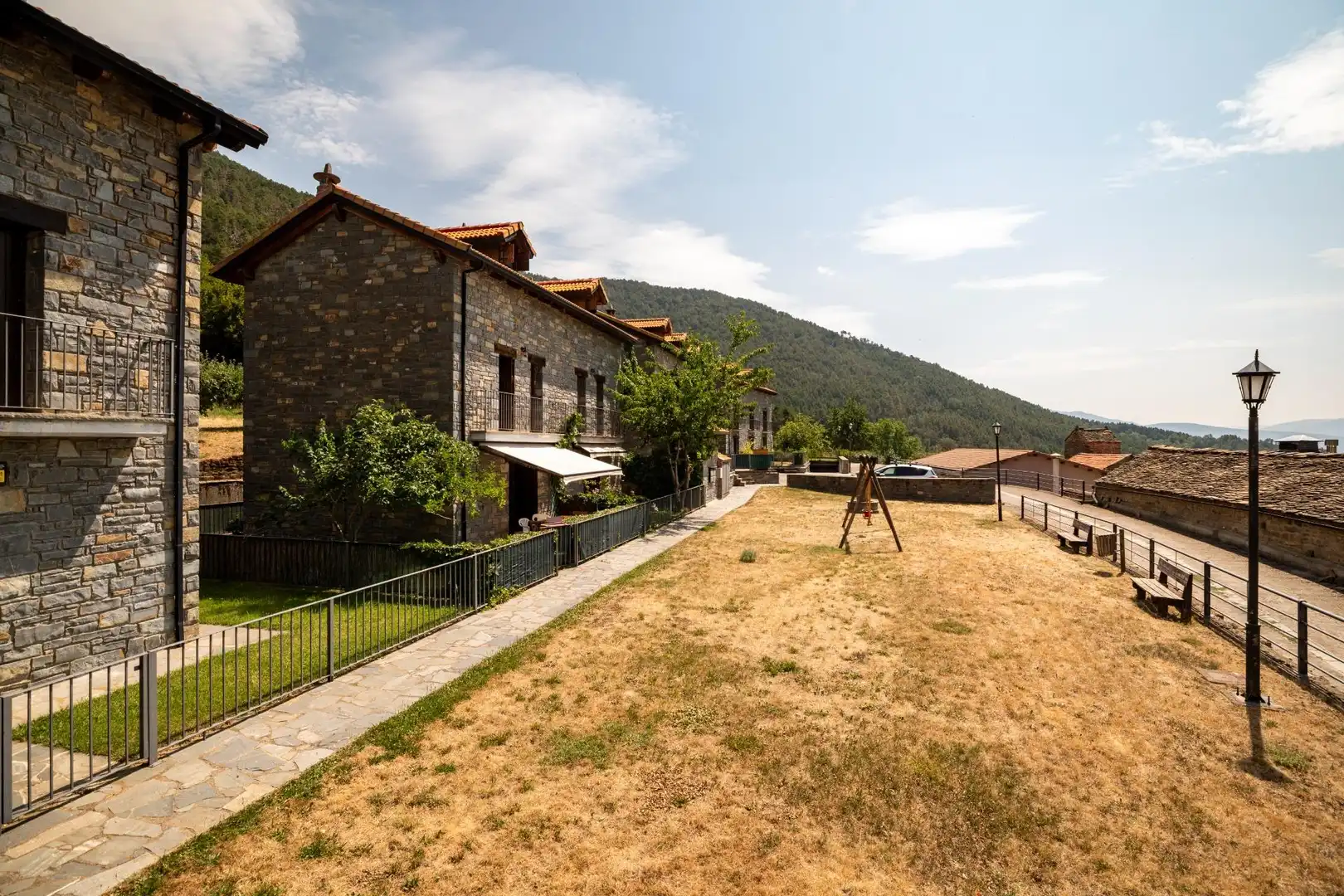 Vista exterior de Casa adosada en venta en Biescas con Calefacción, Jardín privado y Amueblado