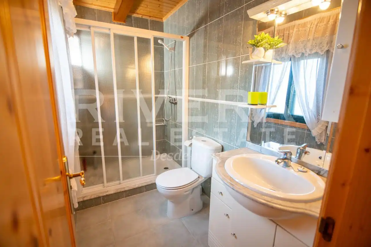 Bany de Casa o xalet en venda en Redondela amb Calefacció, Jardí privat i Terrassa