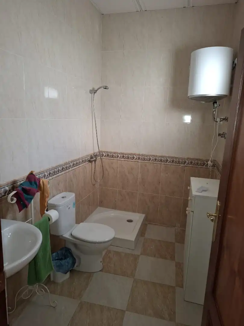 Badezimmer von Büro zur Miete in Castuera