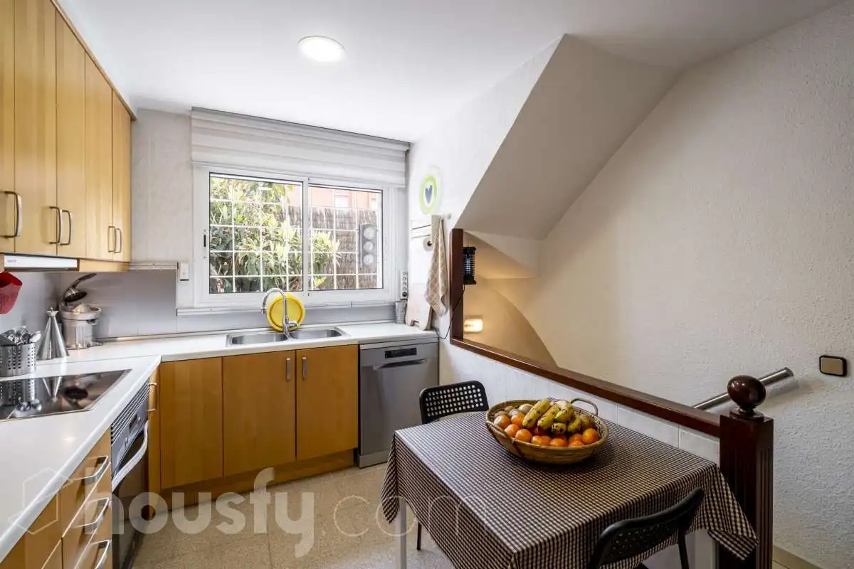 Cocina de Casa o chalet en venta en Barcelona con Aire acondicionado, Calefacción y Jardín privado