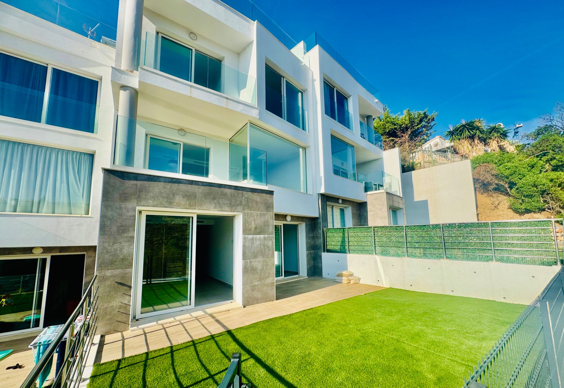Vista exterior de Casa adosada en venta en Fuengirola con Aire acondicionado, Calefacción y Jardín privado
