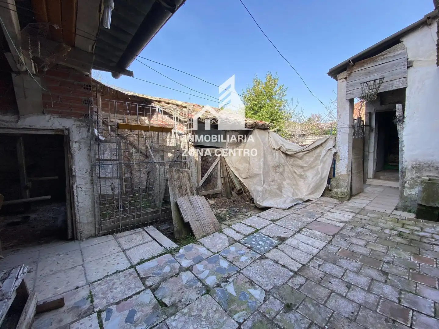 Vista exterior de Casa adosada en venta en Baltanás con Calefacción, Jardín privado y Amueblado