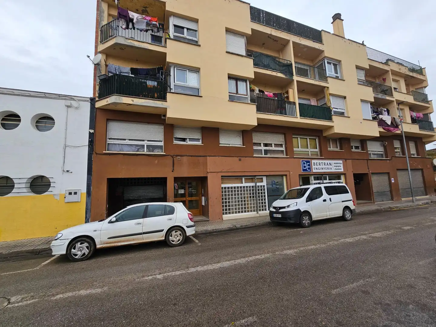 Außenansicht von Garage zum Verkauf in Banyoles