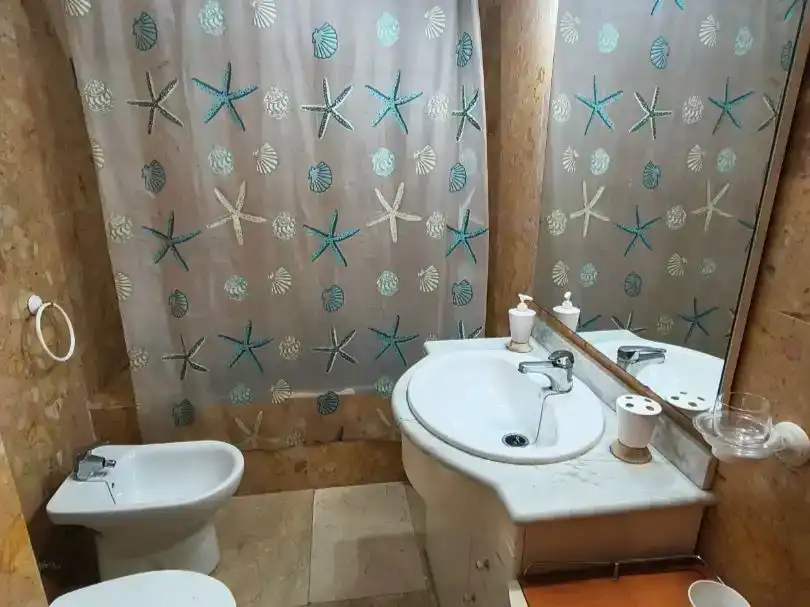 Badezimmer von Wohnung zum Verkauf in  Huelva Capital mit Balkon