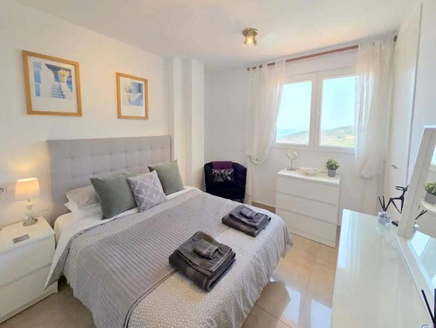 Schlafzimmer von Dachboden zum Verkauf in Manilva mit Klimaanlage, Terrasse und Möbliert