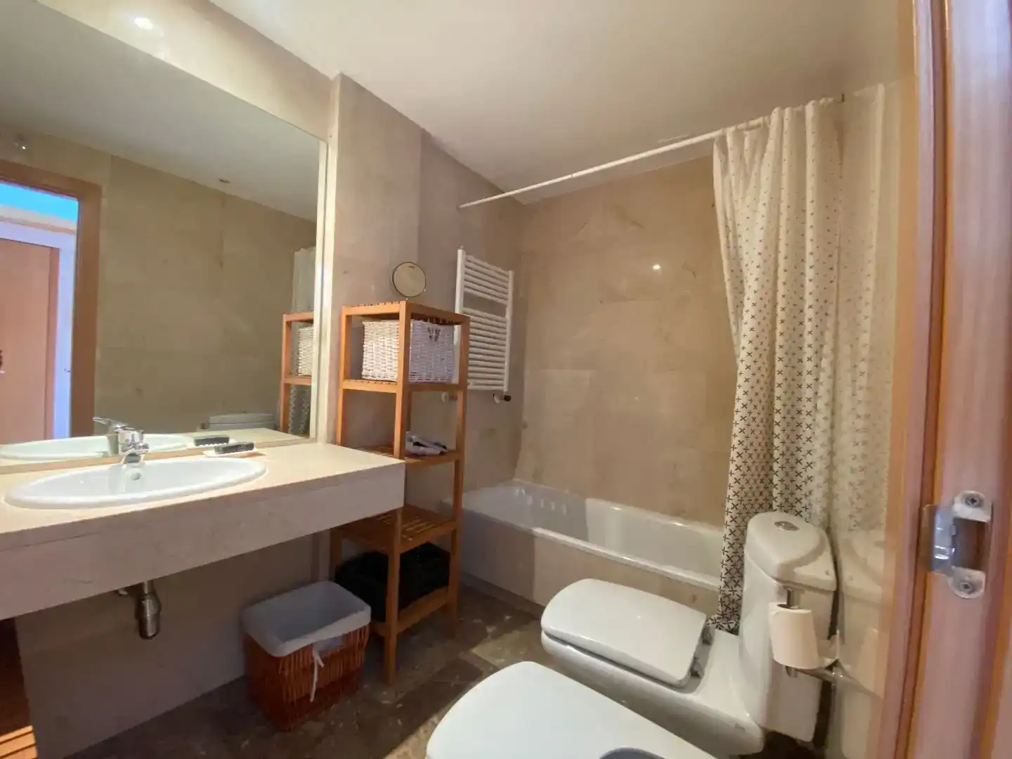 Badezimmer von Wohnung zur Miete in Las Rozas de Madrid mit Klimaanlage, Privatgarten und Parkett