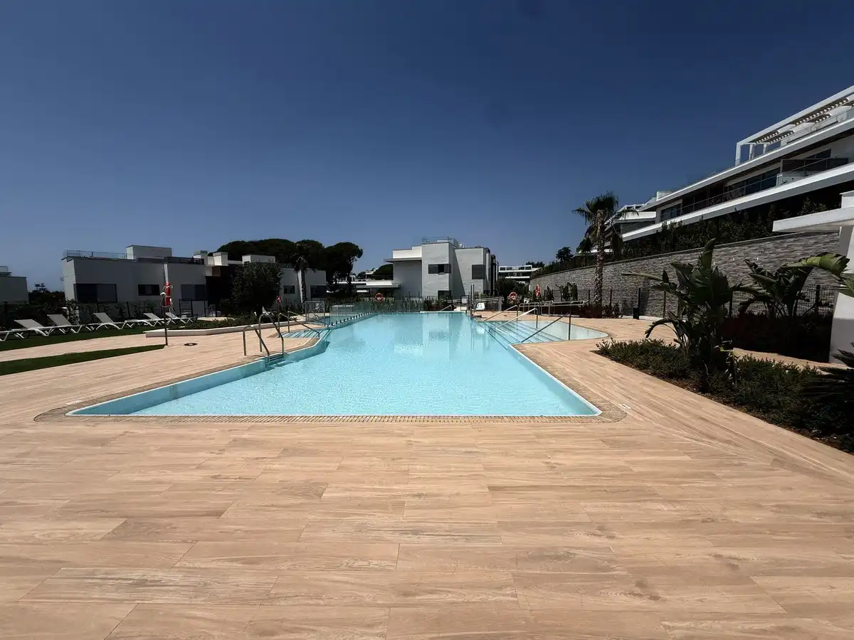 Piscina de Pis en venda en Marbella amb Aire condicionat, Terrassa i Traster