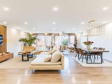 Casa aparellada amb piscina en venda a Avenida Europa