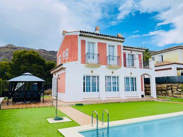 Villa mit Balkon zum Verkauf in Golf Bahía