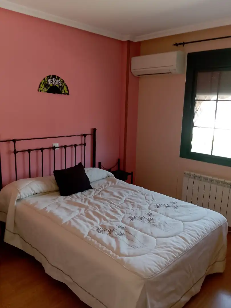 Schlafzimmer von Einfamilien-Reihenhaus zum Verkauf in Talavera de la Reina mit Klimaanlage, Heizung und Privatgarten
