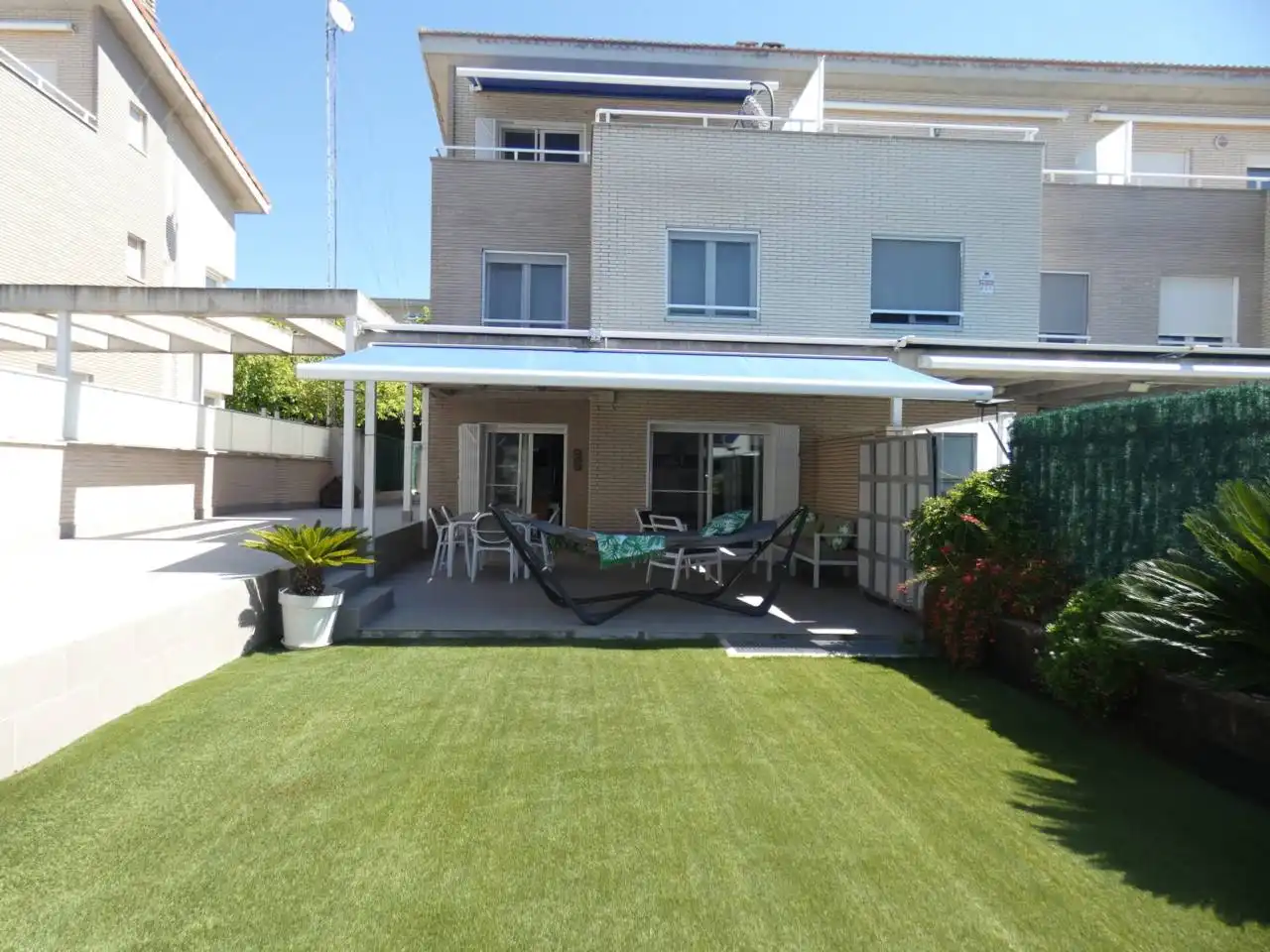 Terrasse von Einfamilien-Reihenhaus zum Verkauf in Benicarló mit Klimaanlage, Heizung und Privatgarten