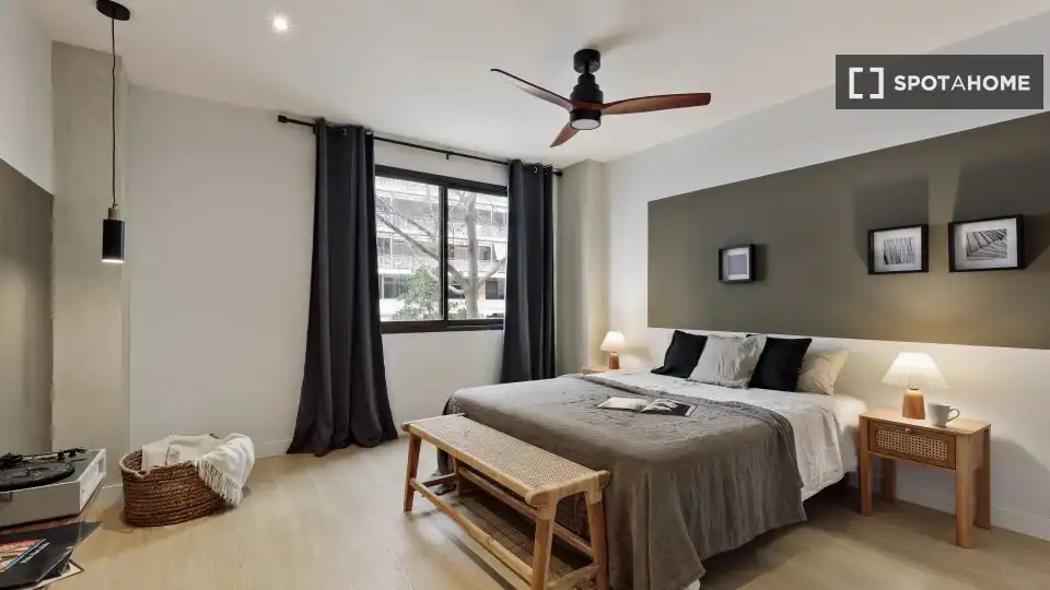 Dormitori de Apartament per a compartir en Barcelona amb Aire condicionat, Terrassa i Moblat